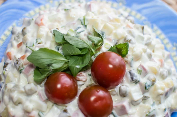 Üç domates ile Rus salatası