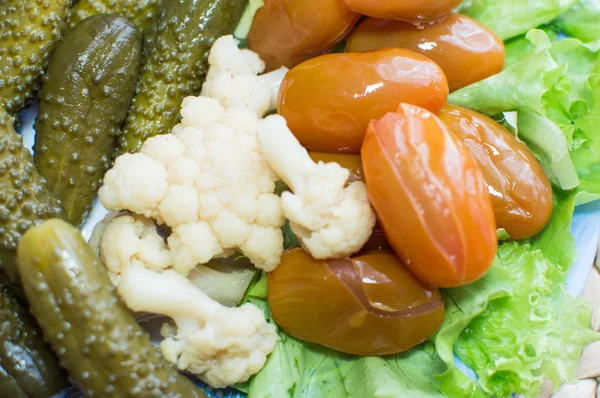 Plaka üzerinde Turşu sebze. Muhtelif