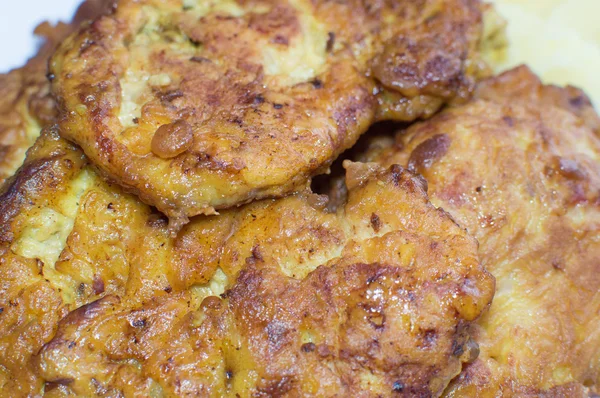 Sulu parçalarını derin yağda kızartılmış et