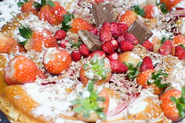 Pasta çikolata ve meyve-Ahududu ve çilek ile