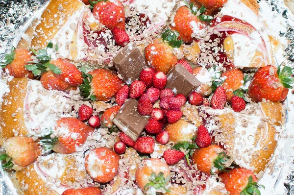 Pasta çikolata ve meyve-Ahududu ve çilek ile