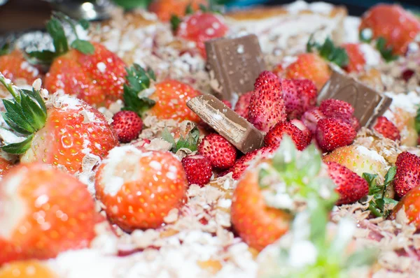 Pasta çikolata ve meyve-Ahududu ve çilek ile