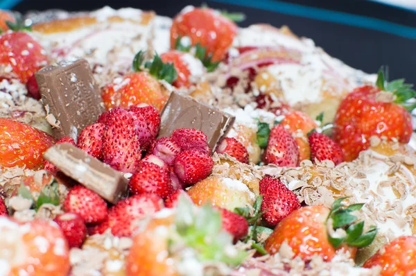 Pasta çikolata ve meyve-Ahududu ve çilek ile