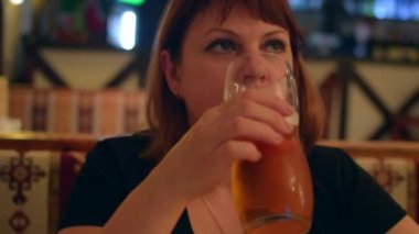 Genç kadın bir restoranda bir bira içmek