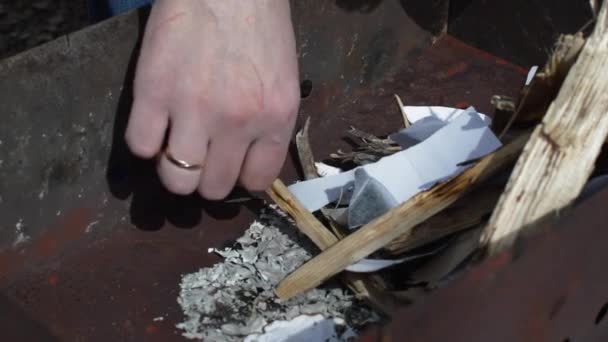Feuer im Kohlenbecken entfachen — Stockvideo