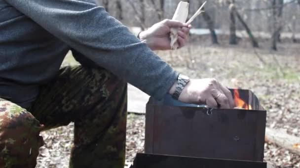 Man steekt het vuur in de Grill — Stockvideo