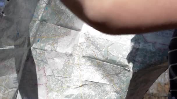 Homem com mapa de papel — Vídeo de Stock