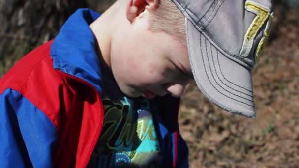 Boy in the Campaign With a Map and Looking For Road Navigation — Stock Video