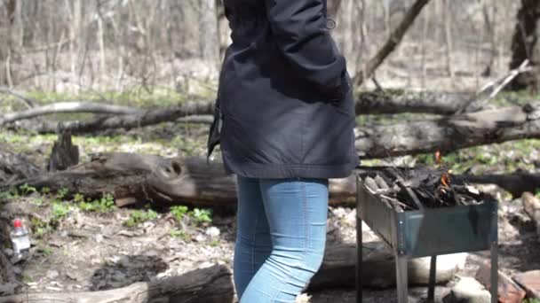 Repos en famille à un pique-nique dans la forêt printanière — Video