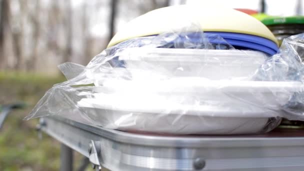 Tabel voor een picknick in het bos van de lente — Stockvideo