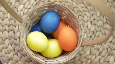 Sepetteki renkli yumurta Spin Paskalya