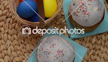 Paskalya yumurta bir sepet ve döndürme kek renkli