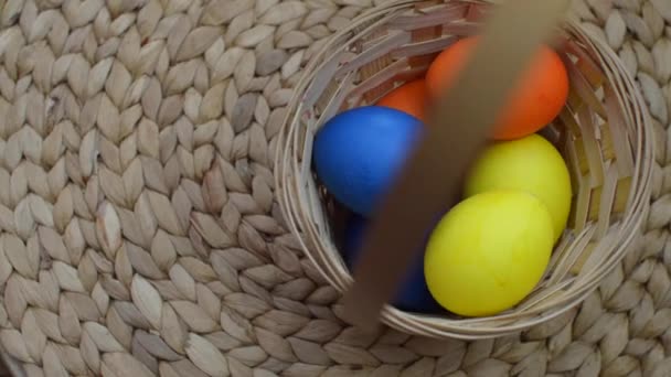 Huevos de Pascua en un giro de canasta — Vídeo de stock