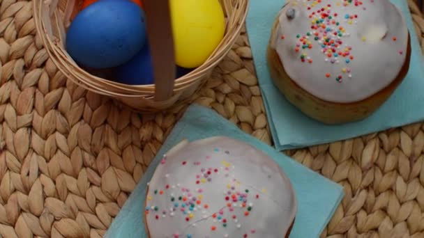 Яйца пасхального цвета в корзине и вращающиеся торты — стоковое видео