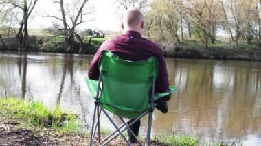 İşadamı oturan ile bir Tablet ve iş için kamp için nehir tarafından zorlanır