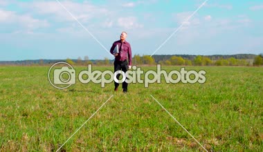 Dizüstü bilgisayar ile sahada yürüyüş yorgun iş adamı