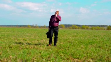 Çanta ve alır onun kravat ve o Falls kapalı alanıyla üzerinde yürüyen yorgun iş adamı