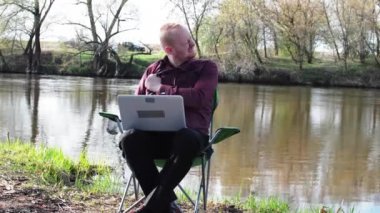 İşadamı oturan ile bir Tablet ve güç ile kravat, kravat ve iş için kamp için nehir tarafından zorlanır