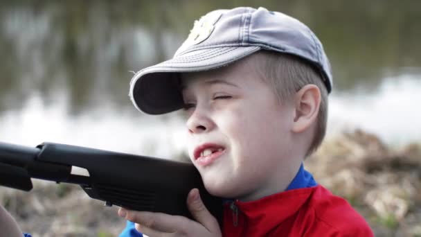 Niño toma apuntar a la pistola — Vídeo de stock