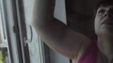 Kadın temiz bir bez ve deterjan temizler