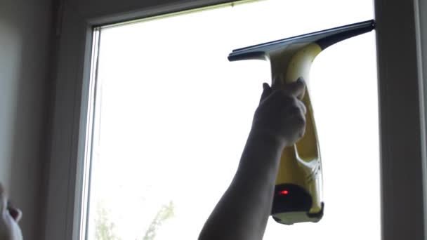 Mujer Cleans Apartamento con un paño y detergente — Vídeo de stock