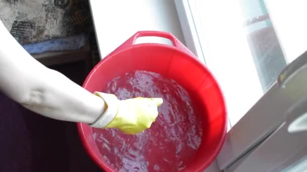 Mulheres limpa apartamento com um pano e detergente Cleaner — Vídeo de Stock