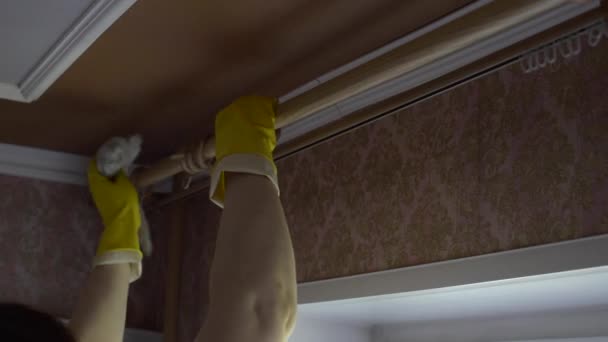 Femme nettoie appartement avec un chiffon et détergent nettoyant — Video