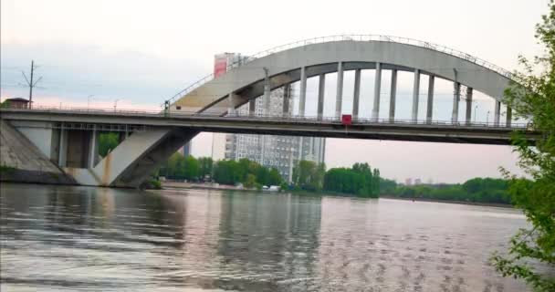 Zeitraffer-Eisenbahnbrücke über den Fluss - Antriebszüge und Schiffe schwimmen — Stockvideo