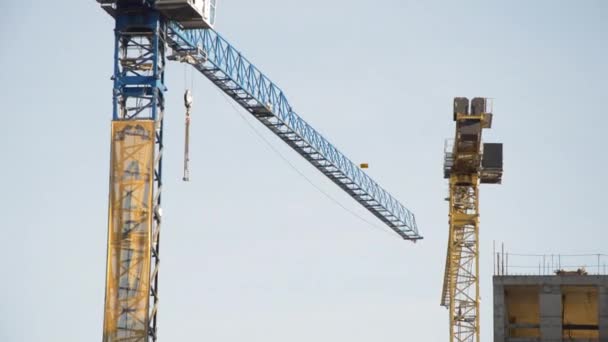 Paseo en barco por el río - Grúas de construcción — Vídeos de Stock