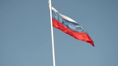 Rus bayrağı rüzgarda çırpınan