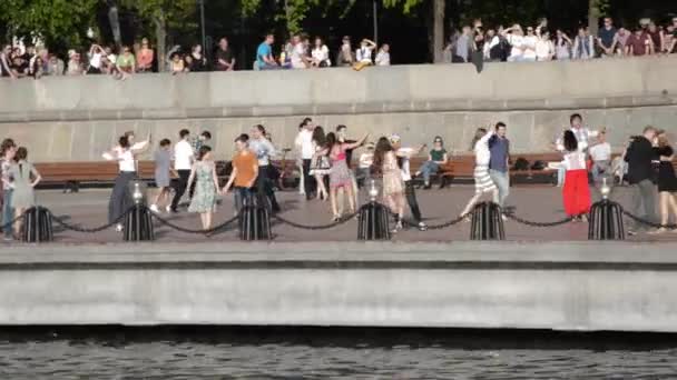 Excursion en bateau sur la rivière - Eau, Bateaux, Dance People, Maison — Video