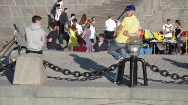 Excursion en bateau sur la rivière - Eau, Bateaux, Dance People, Maison — Video