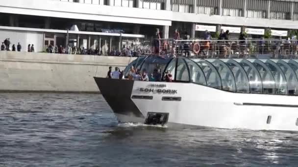 Passeio de Barco no Rio - Água, Navios, Pessoas, Casa — Vídeo de Stock