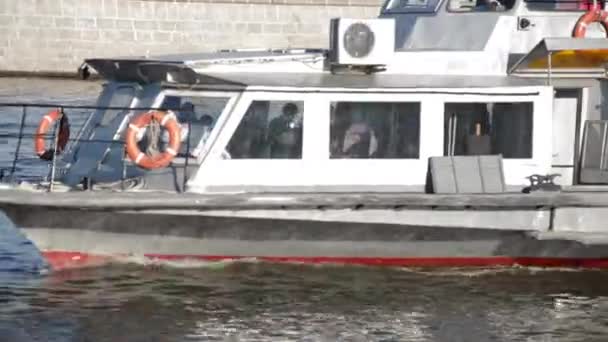 Passeio de Barco no Rio - Água, Navios, Pessoas, Casa — Vídeo de Stock