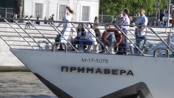 Bootsfahrt auf dem Fluss - Wasser, Schiffe, Menschen, Haus — Stockvideo