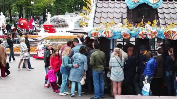 La gente va a la Feria de Fin de Semana — Vídeos de Stock