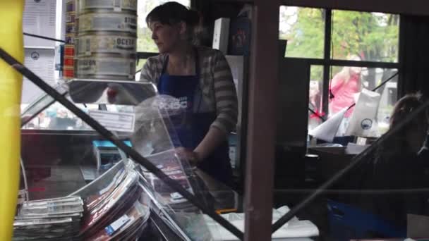 Une vendeuse dans un magasin à la foire du week-end — Video