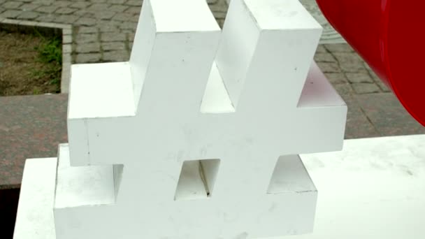 Monumento al Hashtag en la calle — Vídeo de stock