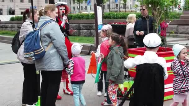 Цирковий клоун грати з дітьми на ярмарку — стокове відео