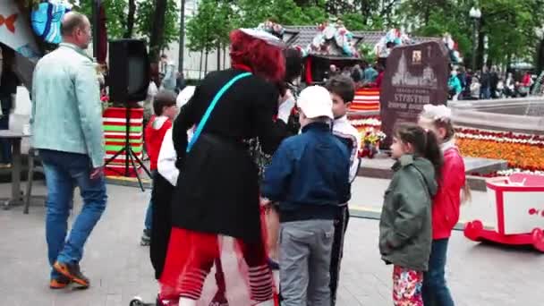 Clown Playing With the Children at the Fair — Stock Video