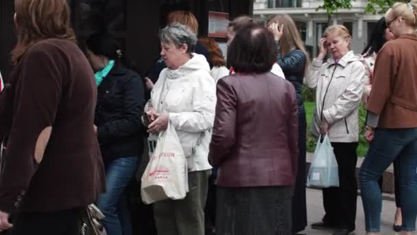 La gente va a la Feria de Fin de Semana — Vídeo de stock