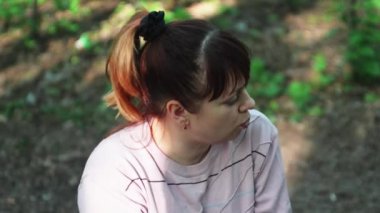 Anne ile kızı ormanda