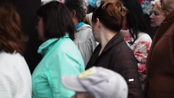 Pessoas em fila de espera — Vídeo de Stock