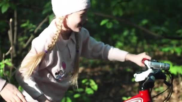 Moeder en dochter op een fiets — Stockvideo