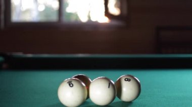 Darbe bir Cue Bilardo bilardo topları üzerinde