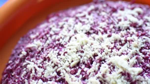 Ensalada de remolacha en el plato — Vídeos de Stock