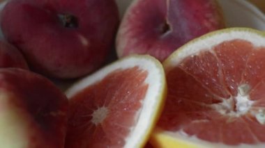 Meyve masaya bir tabak