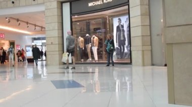 İnsanlar alışveriş merkezine gidin