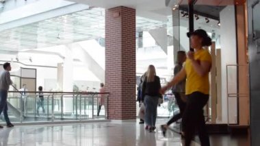 İnsanlar alışveriş merkezine gidin