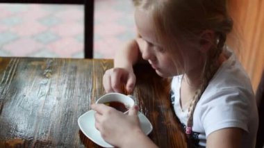 Kız masada çay içme